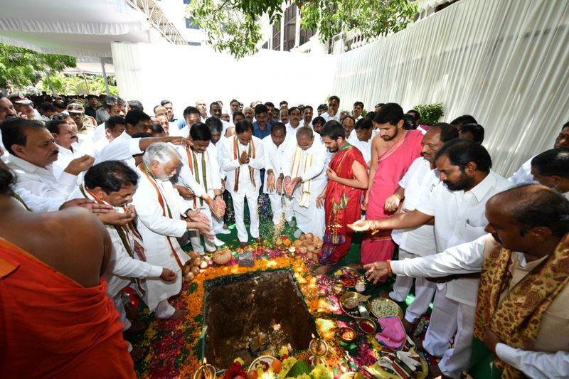 తెలంగాణ కొత్త అసెంబ్లీ నిర్మాణ పనులకు కేసీఆర్ శంకుస్థాపన (ఫోటోలు)