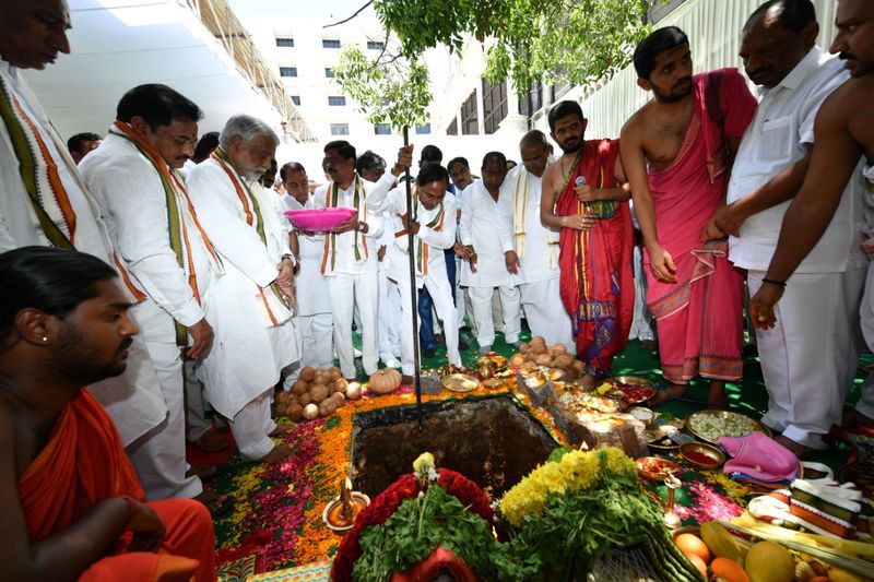 తెలంగాణ కొత్త అసెంబ్లీ నిర్మాణ పనులకు కేసీఆర్ శంకుస్థాపన (ఫోటోలు)