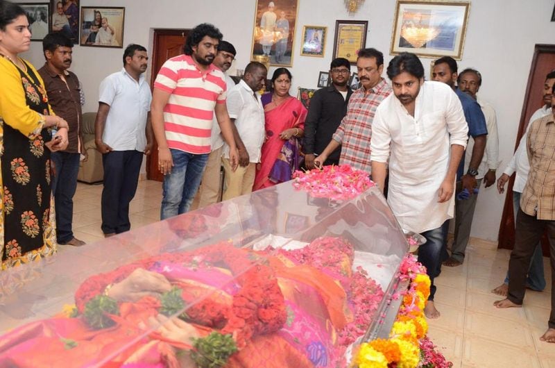 విజయనిర్మల పార్థివదేహానికి పవన్ నివాళి..