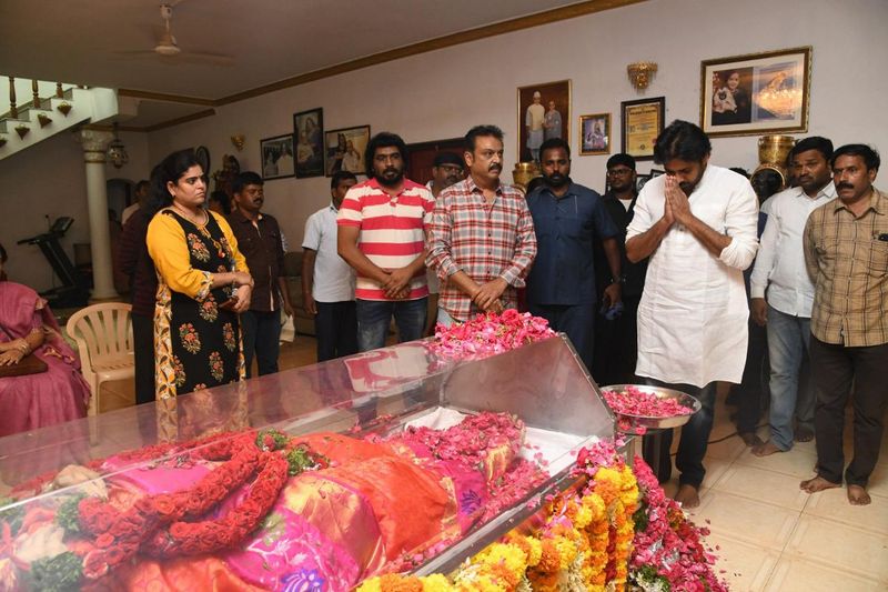 విజయనిర్మల పార్థివదేహానికి పవన్ నివాళి..