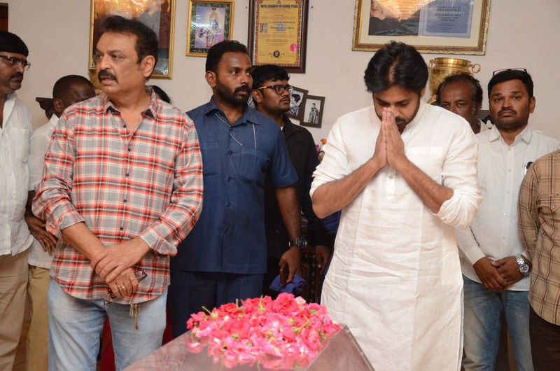 విజయనిర్మల పార్థివదేహానికి పవన్ నివాళి..