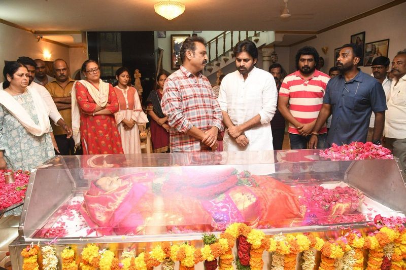 విజయనిర్మల పార్థివదేహానికి పవన్ నివాళి..