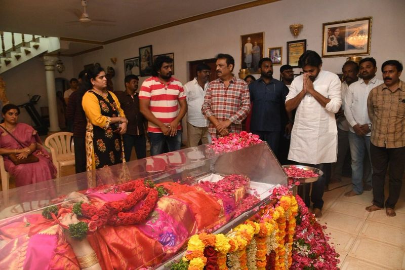 విజయనిర్మల పార్థివదేహానికి పవన్ నివాళి..