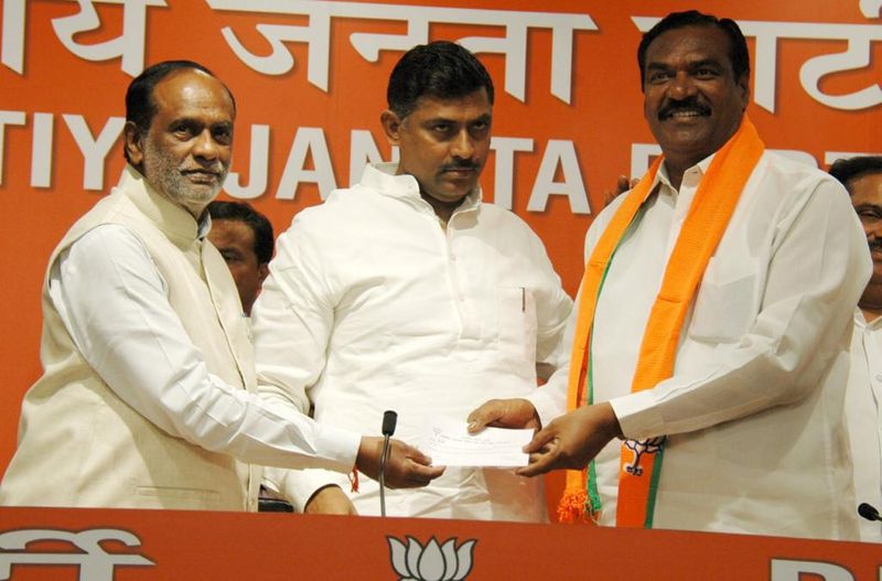 బాబుకు షాక్. బీజేపీలోకి టీడీపీ నేతలు (ఫోటోలు)