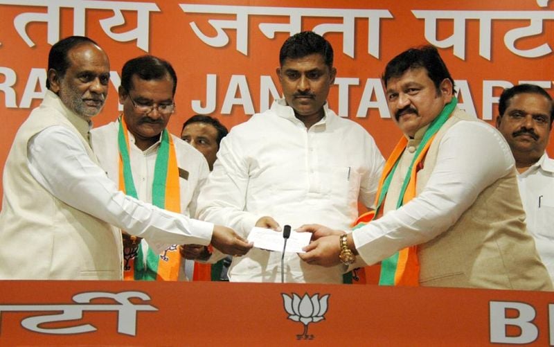 బాబుకు షాక్. బీజేపీలోకి టీడీపీ నేతలు (ఫోటోలు)