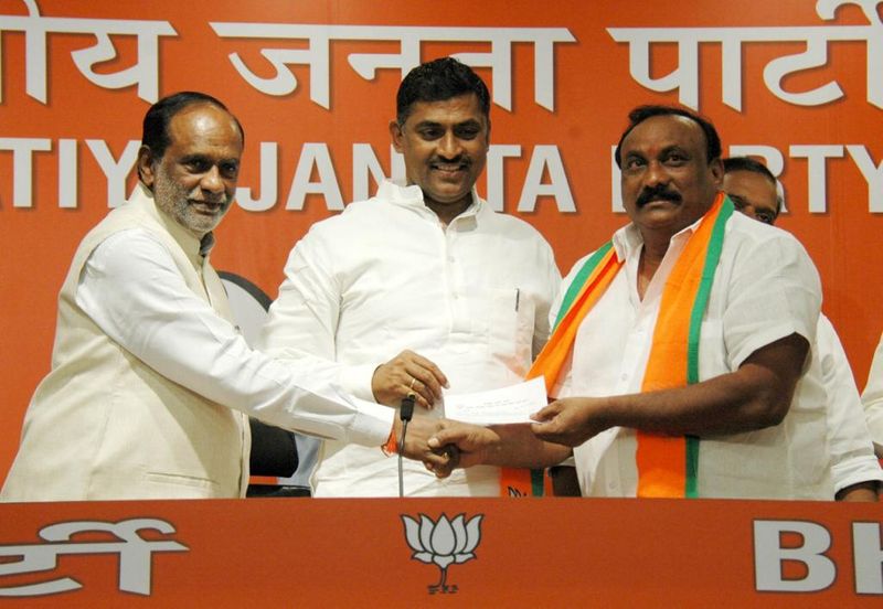 బాబుకు షాక్. బీజేపీలోకి టీడీపీ నేతలు (ఫోటోలు)