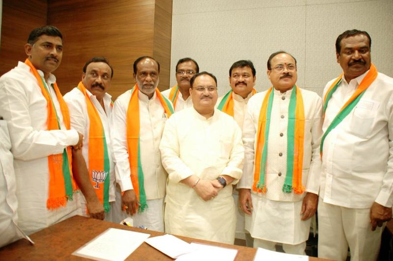 బాబుకు షాక్. బీజేపీలోకి టీడీపీ నేతలు (ఫోటోలు)
