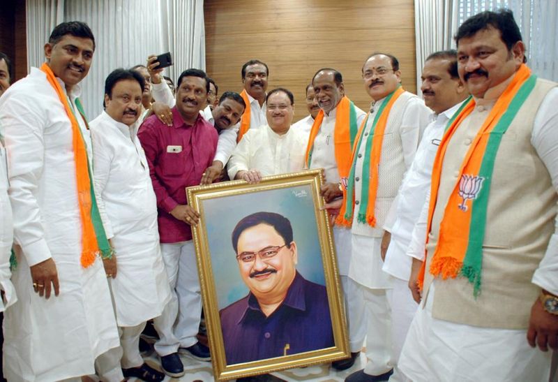 బాబుకు షాక్. బీజేపీలోకి టీడీపీ నేతలు (ఫోటోలు)
