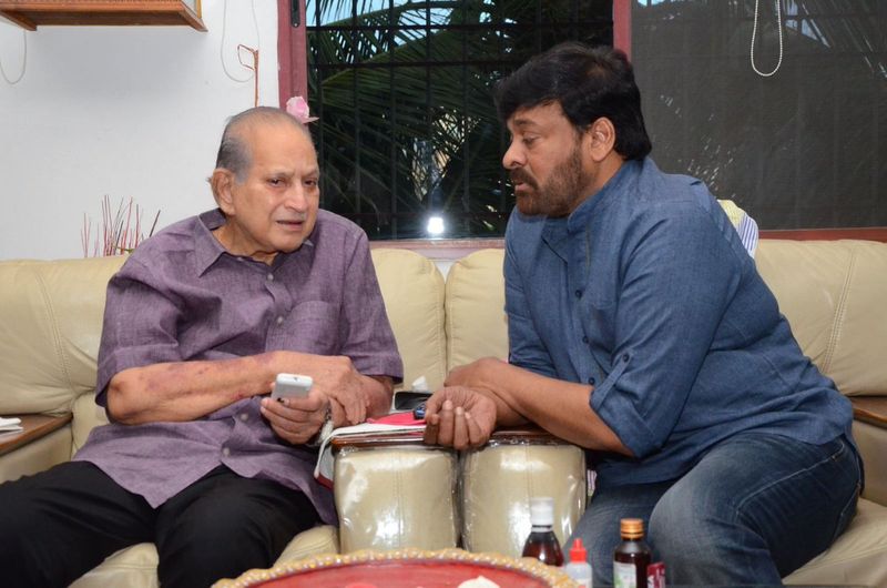 విజయనిర్మల పార్థివ దేహానికి చిరంజీవి నివాళి