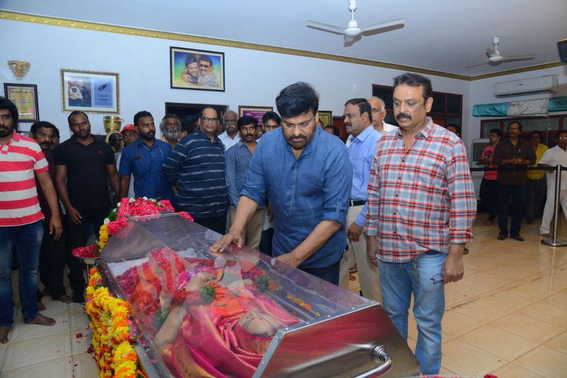 విజయనిర్మల పార్థివ దేహానికి చిరంజీవి నివాళి
