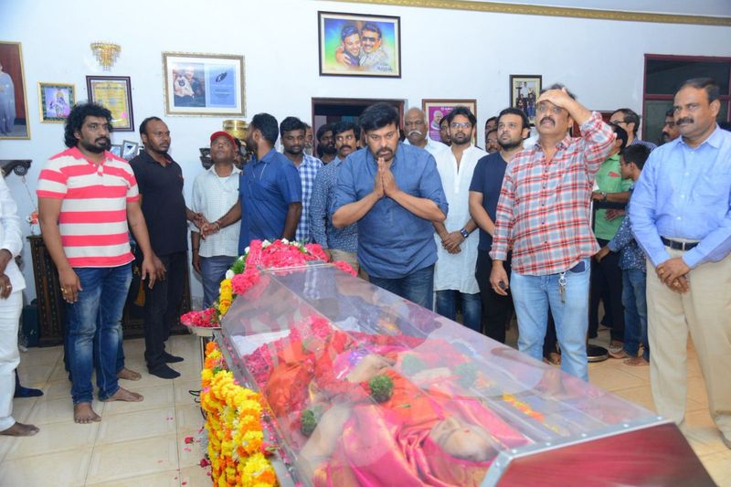 విజయనిర్మల పార్థివ దేహానికి చిరంజీవి నివాళి