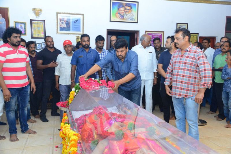 విజయనిర్మల పార్థివ దేహానికి చిరంజీవి నివాళి