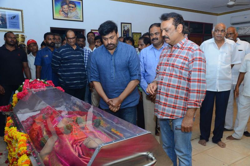 విజయనిర్మల పార్థివ దేహానికి చిరంజీవి నివాళి