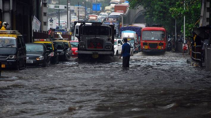 Heavy Rain Lashes in MUmbai 3 Dead Heavy Rain Lashes in MUmbai 3 Dead