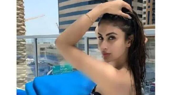 Mouni Roy raises temperature as she flaunts her curves Mouni Roy raises temperature as she flaunts her curves