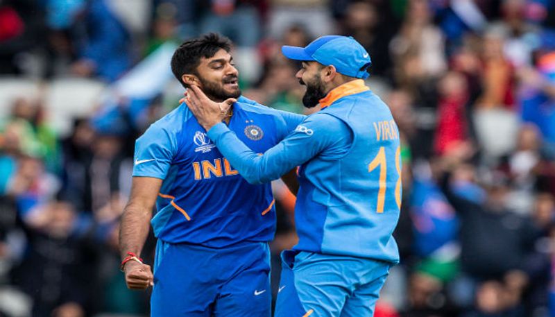 చెఫ్ పిలవగానే పెసరట్టు వేసేందుకు ముందుకొచ్చిన విజయ్ శంకర్, వేసిన అట్టును తీయడానికి కూడా చాలా కష్టపడ్డాడు. అడ్డదిడ్డంగా గీకుతూ పెసరట్టును చినగకొట్టాడు. దీంతో ఈ వీడియో కింద ‘కనీసం వేసిన దోశ, తీయడానికి కూడా రాదు, ఇంకెందుకు రా నువ్వు’ అంటూ కామెంట్లుపెడుతున్నారు సన్రైజర్స్ అభిమానులు.
