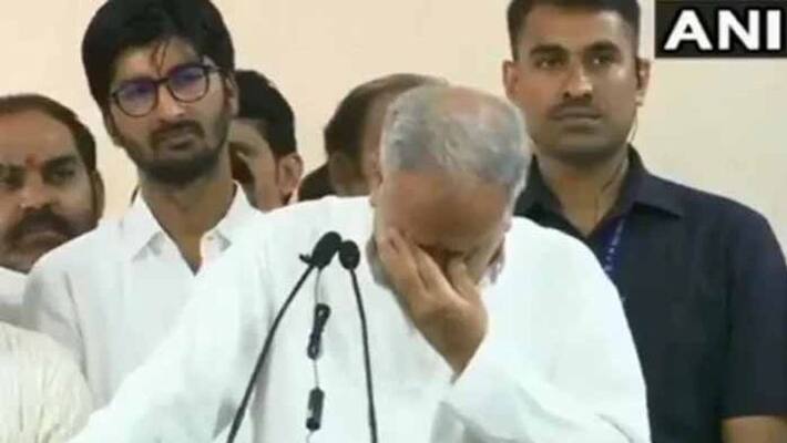 Chhattisgarh Chief Minister bhupesh baghel tears Up infront of party workers Chhattisgarh Chief Minister bhupesh baghel tears Up infront of party workers