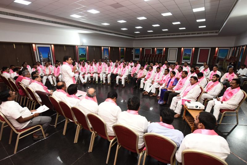 టీఆర్ఎస్ నియోజకవర్గ ఇన్ఛార్జ్లతో కేటీఆర్ భేటీ