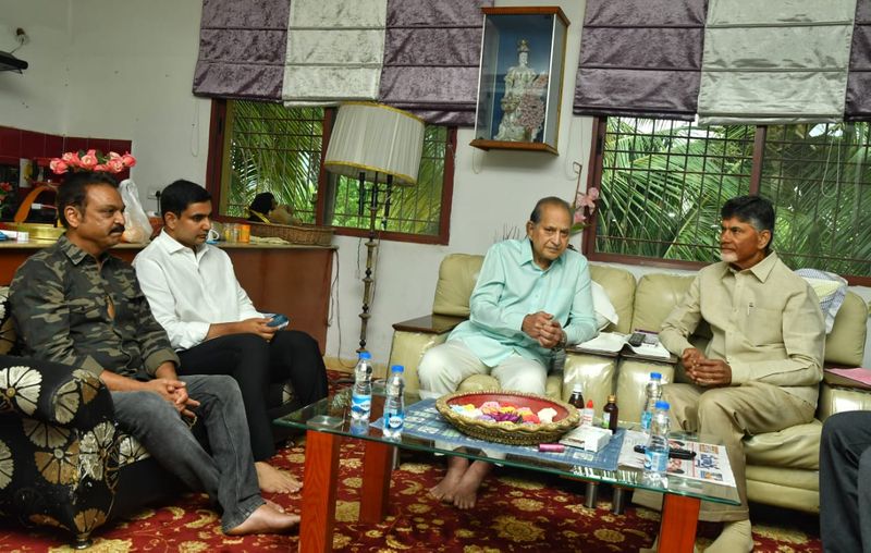 విజయనిర్మల కుటుంబాన్ని కలిసిన చంద్రబాబు కృష్ణను పరామర్శించారు