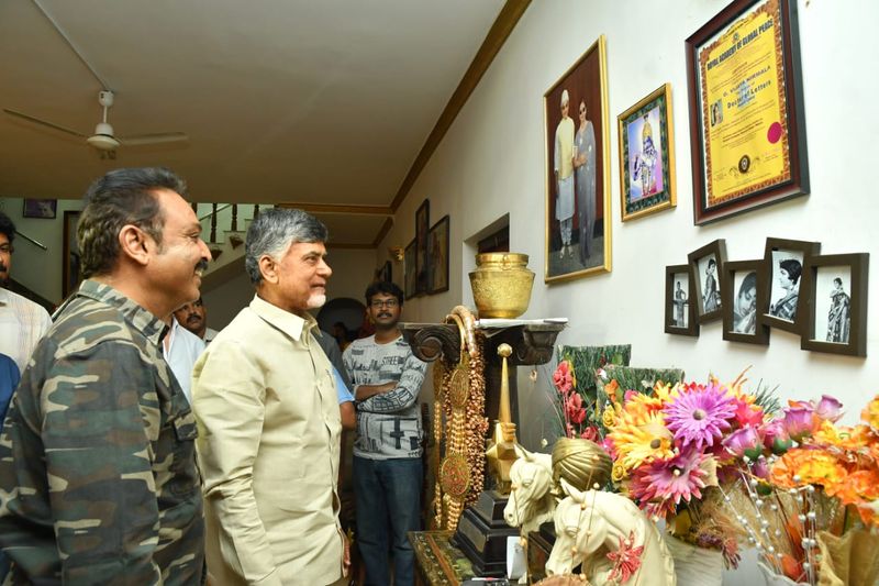 విజయనిర్మల ఫోటోకి పూలతో నివాళులర్పించిన చంద్రబాబు అనంతరం ఆమెకు సంబందించిన ఫోటోలను వీక్షించారు.