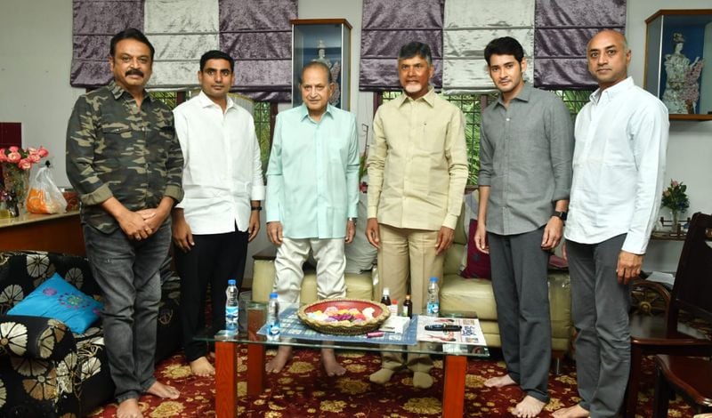 చంద్రబాబుతో పాటు బాలకృష్ణ, లోకేష్ కూడా కృష్ణను ప్రత్యేకంగా కలుసుకొని పరామర్శించారు.