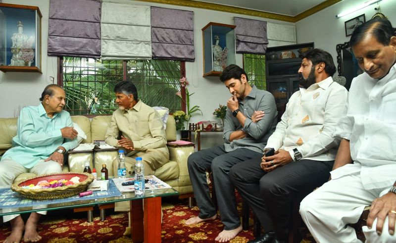 మహేష్ తో బాలకృష్ణ కొంతసేపు ప్రత్యేకంగా మాట్లాడారు.