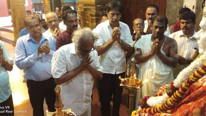 senior congress leader janardhan poojary Enters Mangaluru kudroli temple senior congress leader janardhan poojary Enters Mangaluru kudroli temple