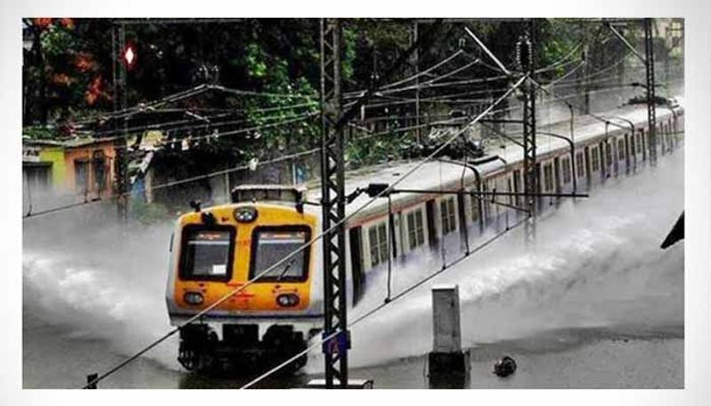 ঘূর্ণিঝড় নিসর্গের কারণে মুম্বই আসা ও যাওয়ার কয়েকটি ট্রেনের যাত্রাপথ পরিবর্তনের কথা জানিয়েছে রেল মন্ত্রক।