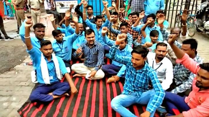cleaning staff goes on strike outside medical college cleaning staff goes on strike outside medical college