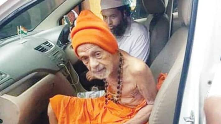 Mumbai Rain Kannadiga muslim Taxi Driver helps Pejawar Sri Mumbai Rain Kannadiga muslim Taxi Driver helps Pejawar Sri