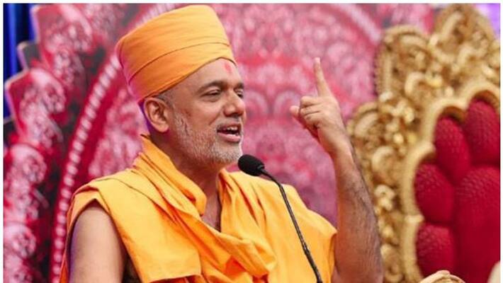 Swami Gyanvatsalya Walks Out of Event After Spotting Women Seated in Front Row Swami Gyanvatsalya Walks Out of Event After Spotting Women Seated in Front Row