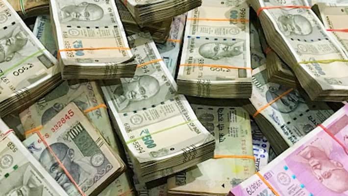 3.5crore rupees  found in car at hyderabad national highway