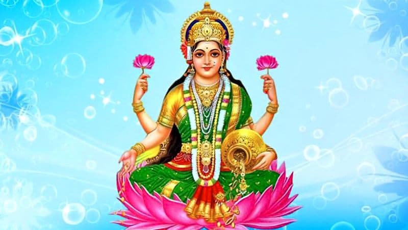<p>ঝাড়ু সব সময় কেবল সূর্যোদয়ের পরে দেওয়া উচিত। আবার সূর্যাস্তের পরেও ঘর ঝাড়া উচিৎ নয়। সন্ধ্যায় ঝাড়ু দিলে দেবী লক্ষ্মী রুষ্ট হন এবং আপনার আর্থিক সঙ্কটের মুখোমুখি হওয়ার সম্ভাবনা থাকে।</p>