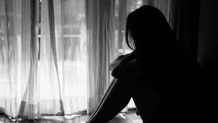 Torture all night without letting him sleep... Wife cut off the penis of her husband who was lying in bed. Torture all night without letting him sleep... Wife cut off the penis of her husband who was lying in bed.