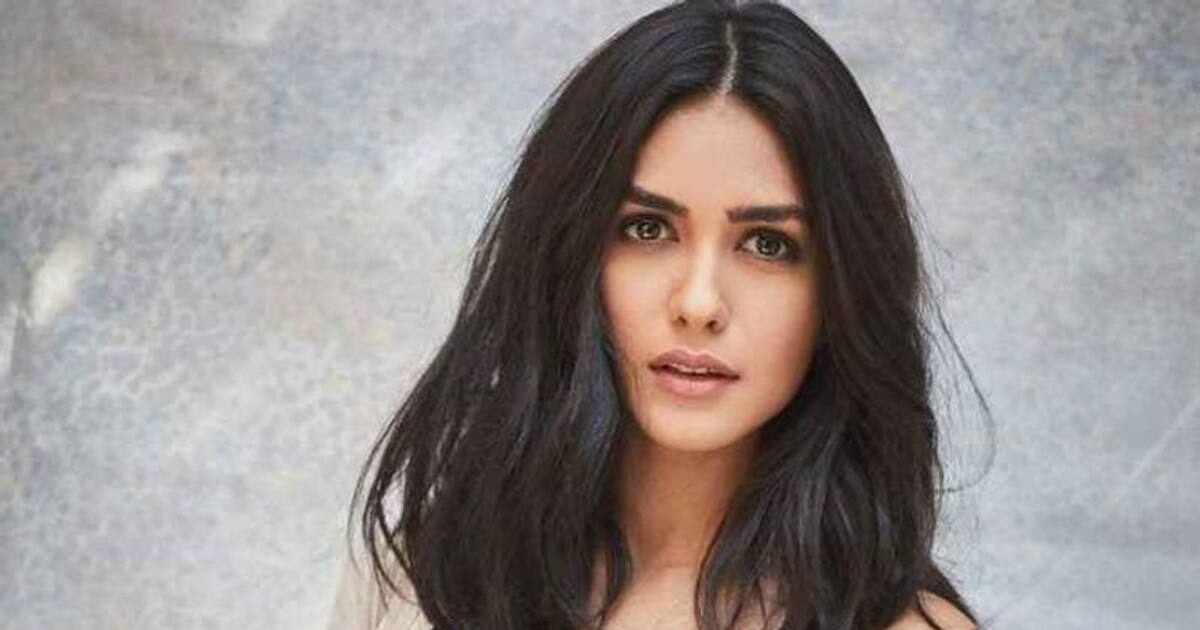 Mrunal Thakur Goes Bareback In Her Latest Picture