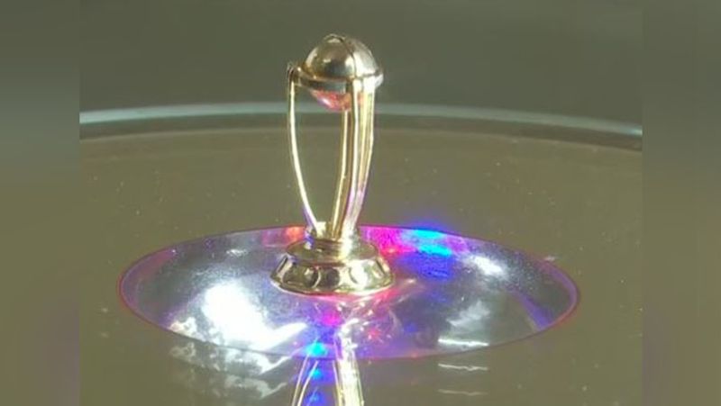 ट्रॉफी का साइज 1.5 है।