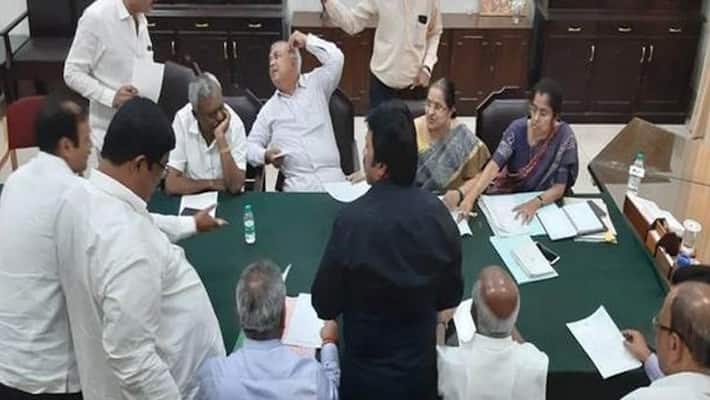 JD(S)-Cong MLAs 'resign' in big numbers, Kumaraswamy regime may collapse JD(S)-Cong MLAs 'resign' in big numbers, Kumaraswamy regime may collapse