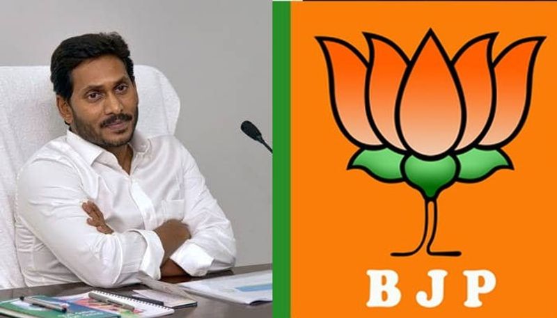 ఇలాంటి తరుణంలో జనసేన పార్టీకి చెందిన కీలక నేతలు రాజీనామాలు చేయడం ఆ పార్టీకి మింగుడు పడటం లేదు. పార్టీ అధినేత పవన్ కళ్యాణ్ ముందుకు అడుగులు వేస్తున్నప్పటికీ కొందరు రాజకీయ నేతలు మాత్రం తమ భవిష్యత్ రాజకీయాల దృష్ట్యా పార్టీని వీడుతున్నారు.