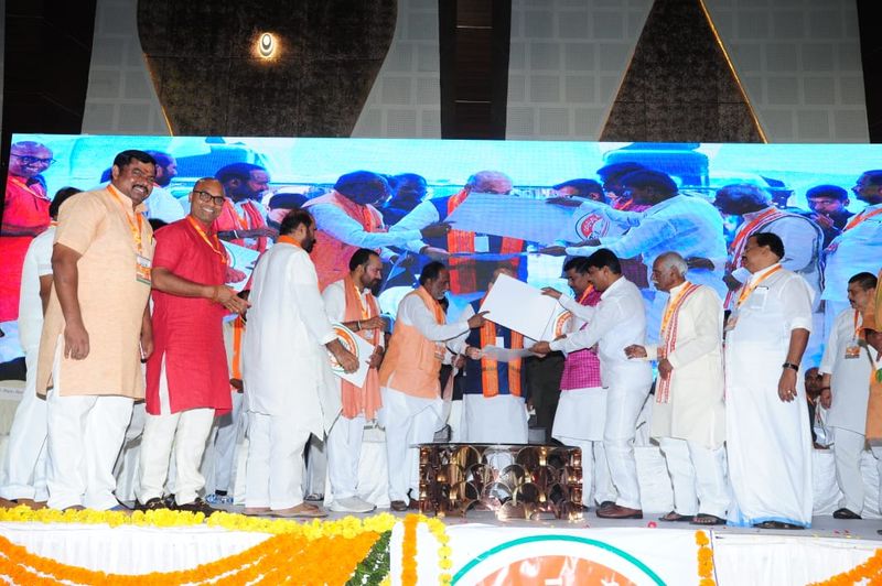 తెలంగాణలో అమిత్ షా పర్యటన: కాషాయదళంలో చేరిన కీలక నేతలు