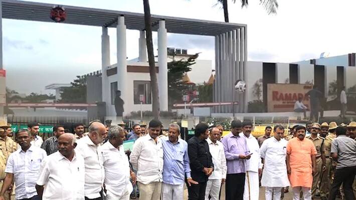 Protest against rebel lawmakers at Davanagere Protest against rebel lawmakers at Davanagere