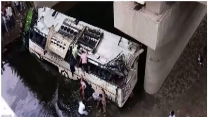 24 killed as bus falls in ditch in Pakistan's Khyber Pakhtunkhwa 24 killed as bus falls in ditch in Pakistan's Khyber Pakhtunkhwa