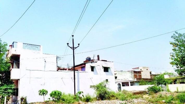 high tension falls on hosuehold,5 people injured. high tension falls on hosuehold,5 people injured.