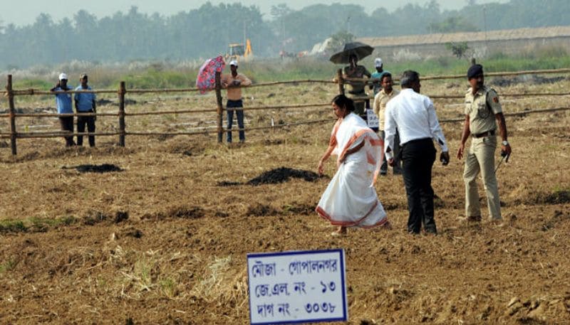 <p style="text-align: justify;">প্রেস্টিজ ফাইট</p>
<p style="text-align: justify;">নন্দীগ্রামের মতো সিঙ্গুর-ও শুকনো নির্বাচন নয়, বরং প্রেস্টিজ ফাইট বলা যেতে পারে। মাস্টারমশাই-এর যেমন নিজের জনপ্রিয়তা প্রমাণ করার আছে, তেমনই মমতা বন্দ্যোপাধ্যায়ের কাছেও এই কেন্দ্রের প্রতীকী মূল্য রয়েছে। এক দশক পর তিনি কঠিন নির্বাচনী চ্যালেঞ্জের মুখে। নন্দীগ্রাম বা সিঙ্গুরে পরাজিত হলে তা কিন্তু জমি আন্দোলন থেকে মুছে যাবে মমতার নাম। দুটি আসনের কোনওটিতেই হারতে চাইবে না শাসক দল।</p>
<p style="text-align: justify;"> </p>