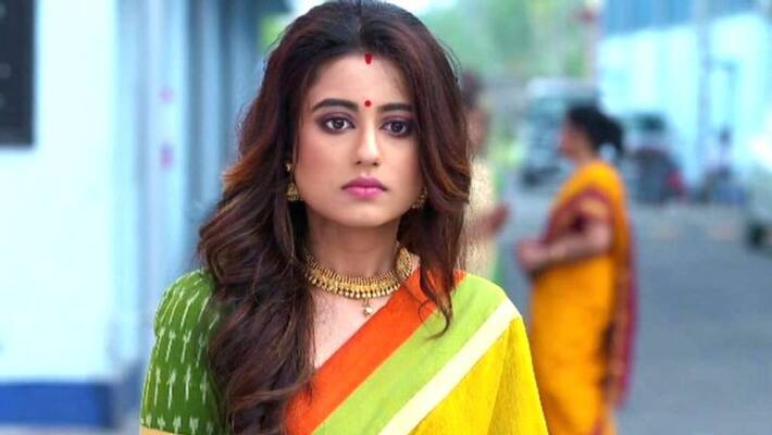 Ki Kore Bolbo Tomay actress Swastika Dutta looks ravishing in backless ADB Ki Kore Bolbo Tomay actress Swastika Dutta looks ravishing in backless ADB