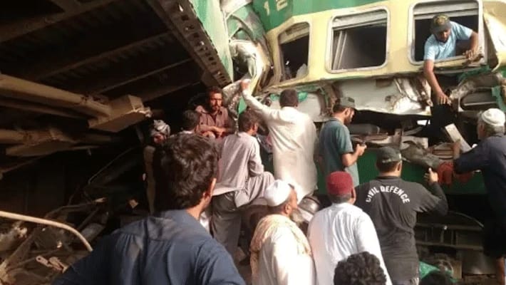 Pakistan train crash...16 kills...70 people injured