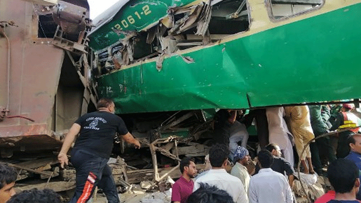 Pakistan train crash...16 kills...70 people injured Pakistan train crash...16 kills...70 people injured