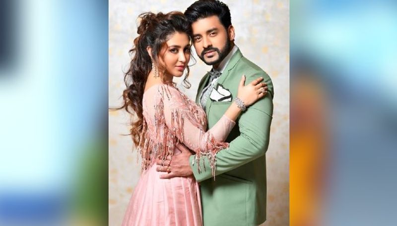 দুজনে মিলেও একের পর এক খুনসুটির ভিডিও শেয়ার করছেন দুজনেই। লকডাউন অনেককেই বেশ কাছাকাছি এনে দিয়েছে।
