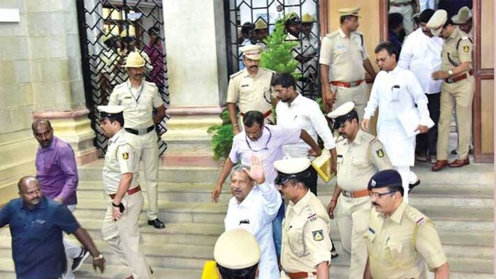 1000 Police Security to 11 Rebel MLAs In Bangalore 1000 Police Security to 11 Rebel MLAs In Bangalore