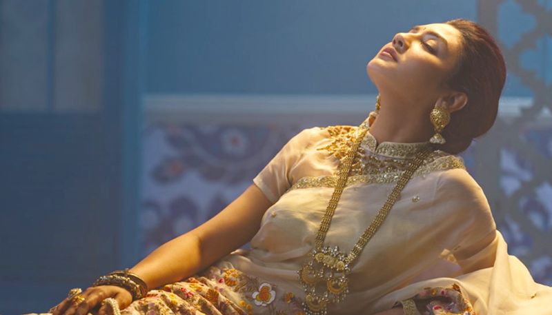 তারপর একে একে স্বনামধন্য পরিচালক সৃজিত মুখার্জি, কৌশিক গাঙ্গুলির মতো জনপ্রিয় পরিচালকের পরিচালনাতেও দেখা গেছে জয়াকে।
