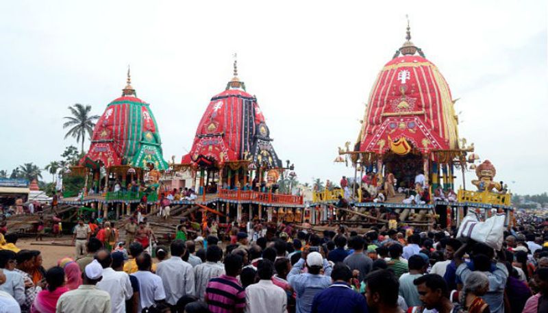 তবে ভক্তরা ছাড়া এই উৎসব পালন করতে মোটেই ভালো লাগে না মন্দির কর্তৃপক্ষের। কিন্তু, করোনা পরিস্থিতির মধ্যে সবার স্বাস্থ্যের কথা মাথায় রেখে বিষয়টি মেনে নিয়েছেন সবাই। যদিও তাঁদের আশা শীঘ্রই এই কঠিন পরিস্থিতি কাটিয়ে আবার ছন্দে ফিরবে পুরী। আবারও রথের সময় গমগম করবে মন্দির চত্বর। 